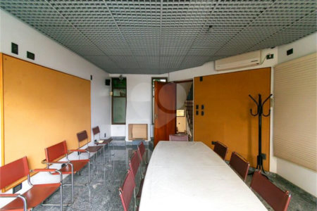 Casa à venda com 8 quartos, sendo 2 suítes, em Indianópolis, São Paulo, SP