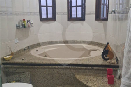 Sobrado à venda ou para alugar com 4 suítes em Sitio Paredão, Ferraz de Vasconcelos, SP