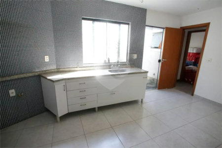 Casa à venda com 4 quartos, sendo 3 suítes, no condomínio Lícia de Alvarenga, Rio de Janeiro - RJ