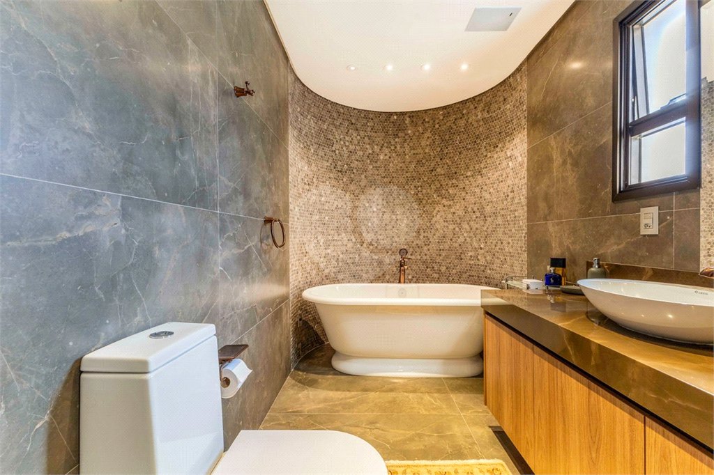 Apartamento à venda com 4 quartos, sendo 3 suítes, em Moema, São Paulo, SP