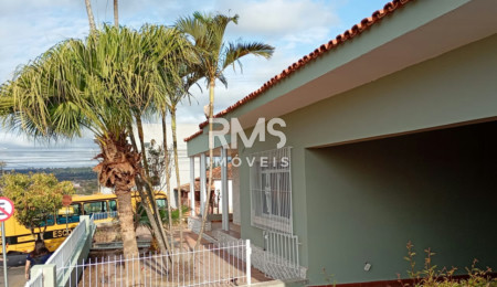 Casa à venda ou para alugar com 3 quartos, sendo 1 suíte,  no Centro, Angatuba, SP