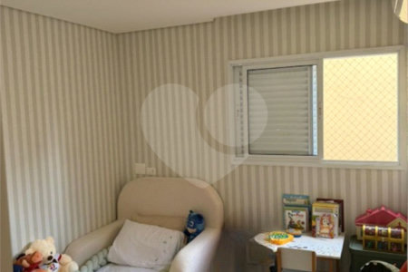 Apartamento com 03 dormitórios com 1 vaga de garagem.