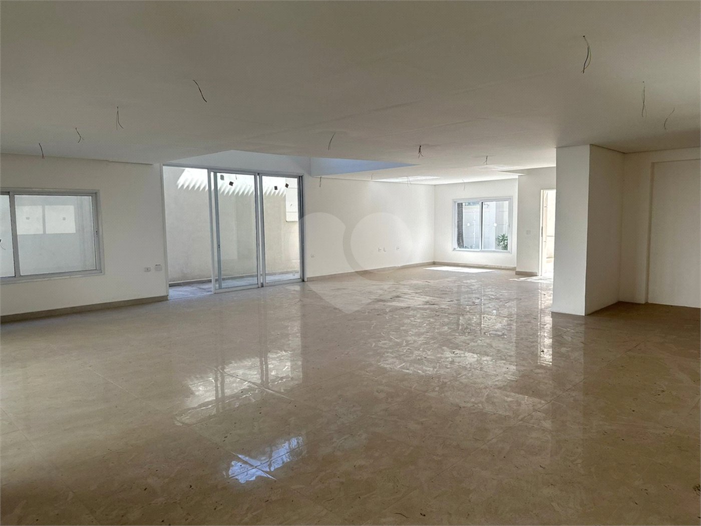 Casa à venda com 4 suítes no condomínio Villaggio Houda, São Paulo - SP