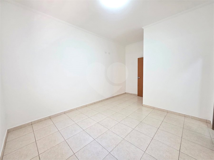 Casa à venda com 3 quartos, sendo 1 suíte, no condomínio Residencial Jardim das Palmeiras, Vinhedo - SP