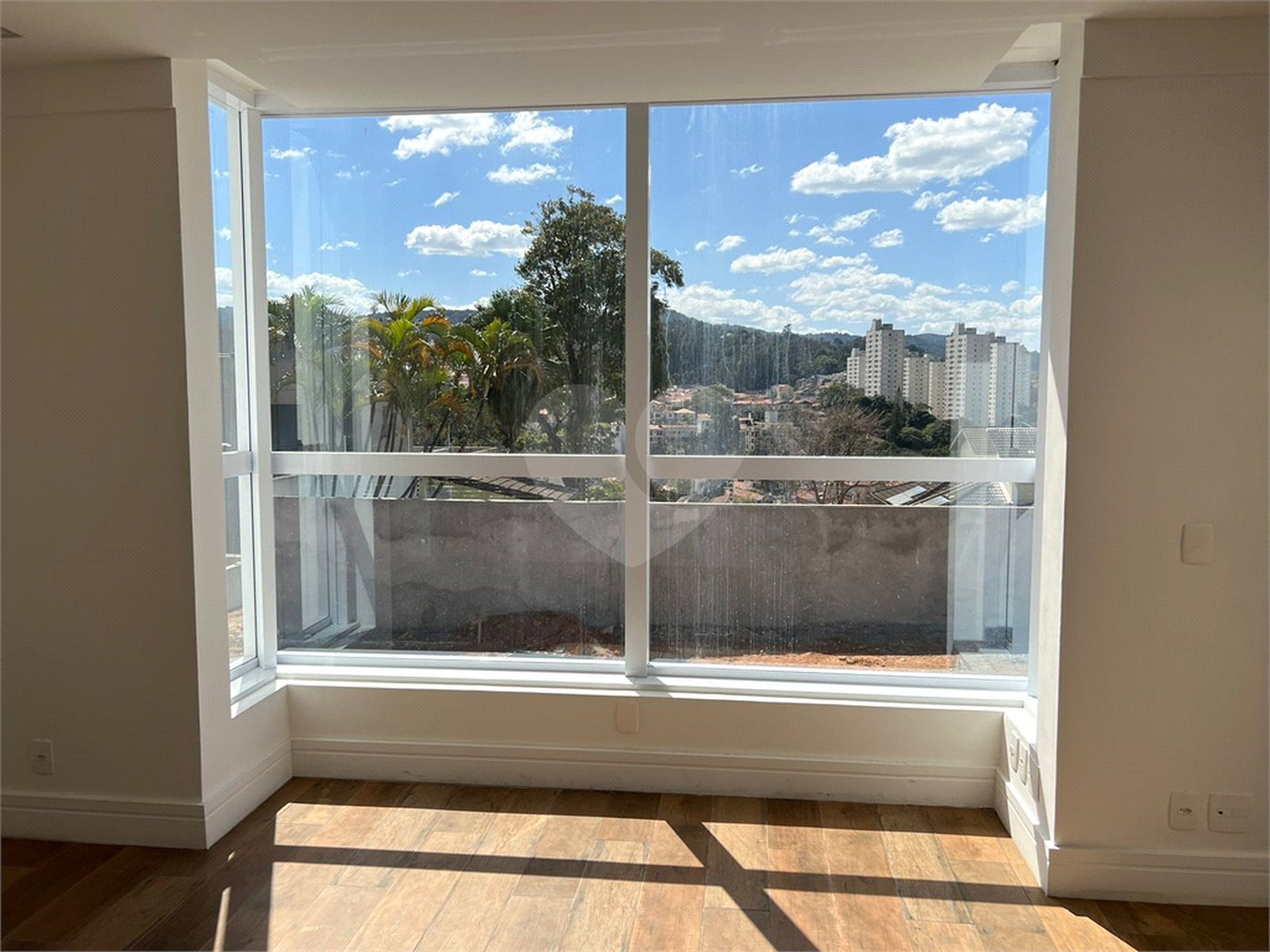 Casa à venda com 4 quartos, sendo 2 suítes, no condomínio Residencial Floresta, São Paulo - SP
