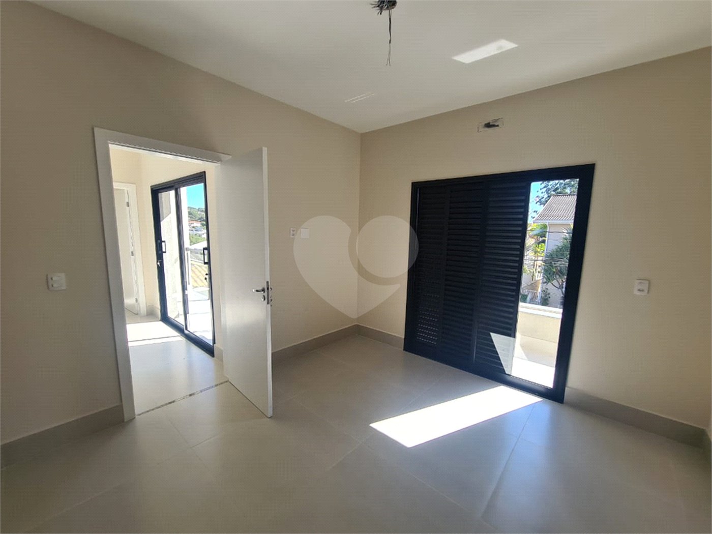 Casa à venda com 3 suítes no condomínio Loteamento Recanto dos Paturis, Vinhedo - SP