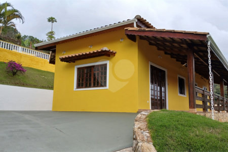 Casa em condomínio para alugar com 3 quartos, sendo 1 suíte, em Vila Petrópolis, Atibaia, SP