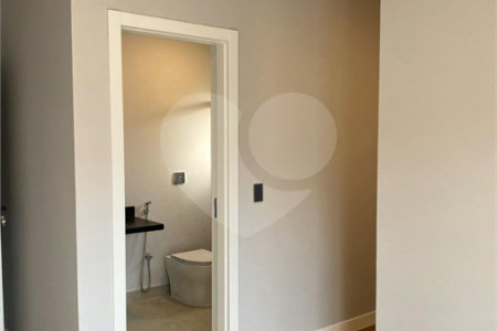 Casa à venda com 4 quartos, sendo 3 suítes, no condomínio Recanto dos Paturis, Vinhedo - SP