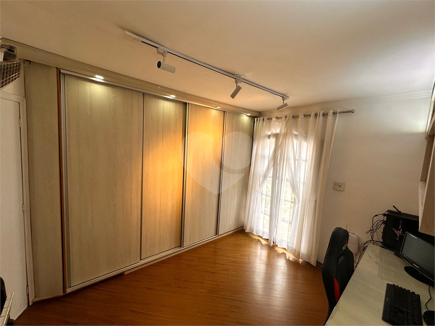 Casa à venda com 5 quartos, sendo 3 suítes, no condomínio Jd Itatinga, São Paulo - SP