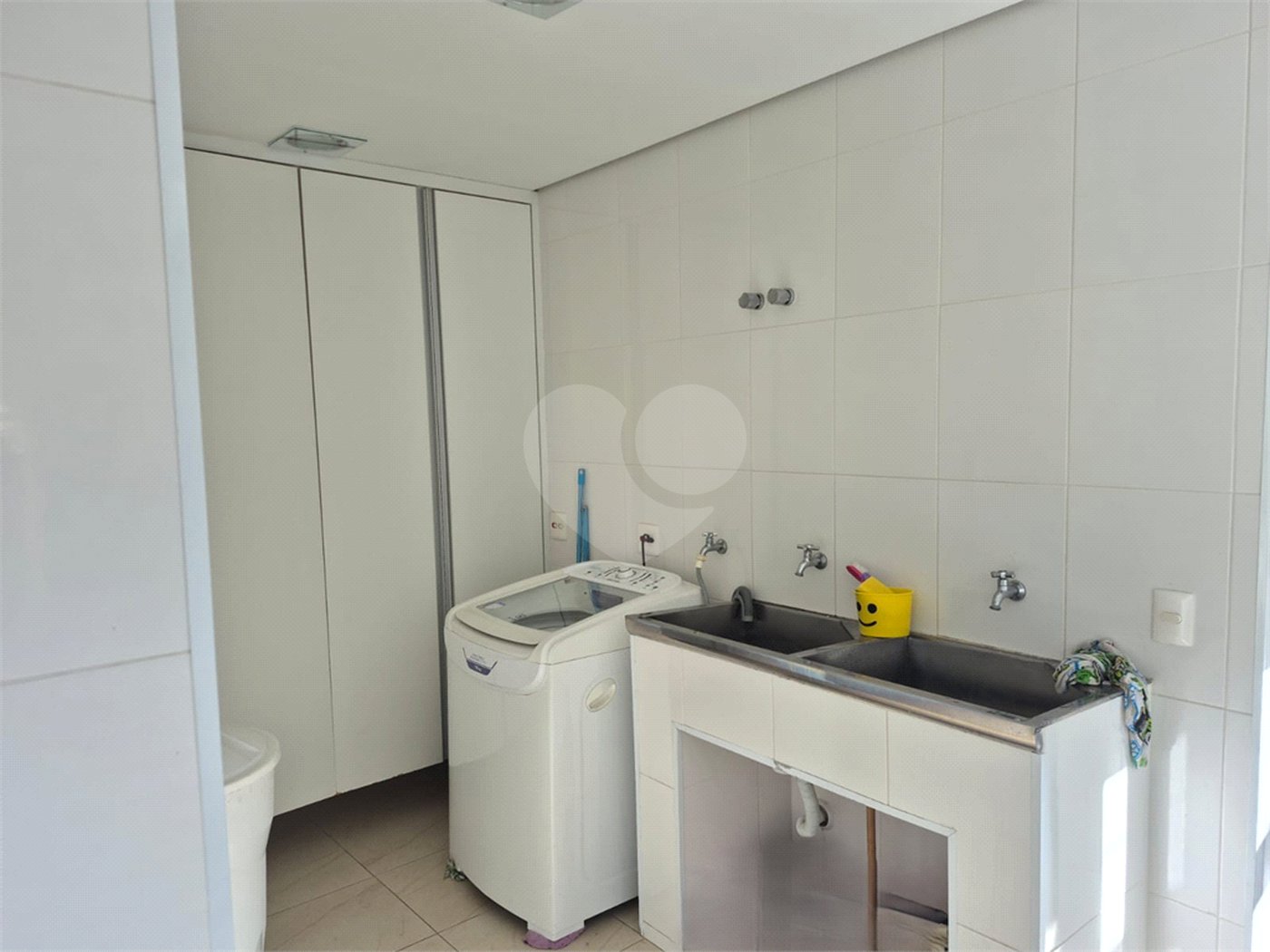 Casa para alugar com 5 quartos, sendo 4 suítes, no condomínio Colinas Japore, São Paulo - SP
