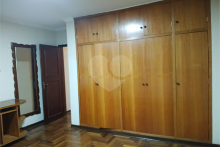 Sobrado à venda com 4 quartos, sendo 1 suíte, em Interlagos, São Paulo, SP