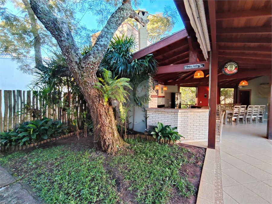 Casa à venda com 7 quartos, sendo 4 suítes, no condomínio Riviera de Santa Cristina XIII, Paranapanema - SP