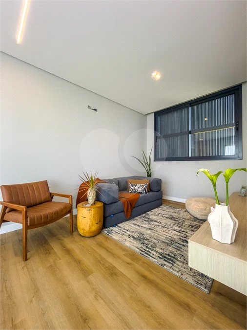 Indaiatuba - Condominio Villa Sapezal - 318 m² de Terreno - 230 m² de Área Construída - 3 suítes, sendo 1 Master com closet planejado - Sala de TV - Sala de estar integrada à Sala de jantar - Cozinha com móveis planejados - Despensa - Escritório planejado - Lavabo - Piscina com preparação para aquec