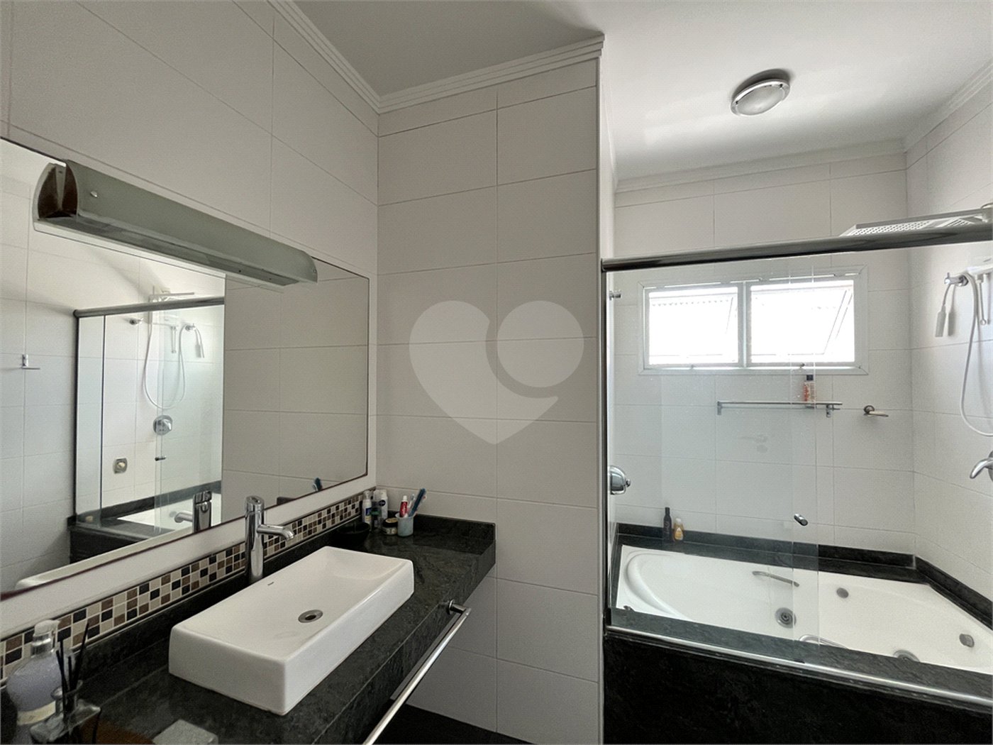 Casa à venda com 5 quartos, sendo 3 suítes,  no condomínio Village Saint Charbel, Araçoiaba da Serra - SP
