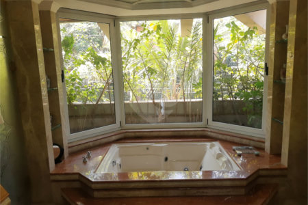 Casa à venda com 5 suítes em Jardim Leonor, São Paulo, SP