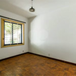 Casa à venda em Moema de 280m² com 4 dormitórios, sendo 1 suíte e 2 vagas de garagem.