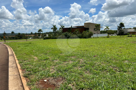 Terreno no condomínio Damha Golf em frente área de lazer com 1.404,40 m²