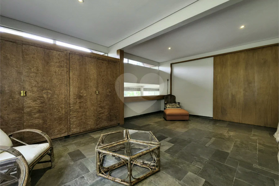 CASA EM RUA FECHADA NA REGIÃO DO MORUMBI / REGIÃO DO CLUBE PAINEIRAS