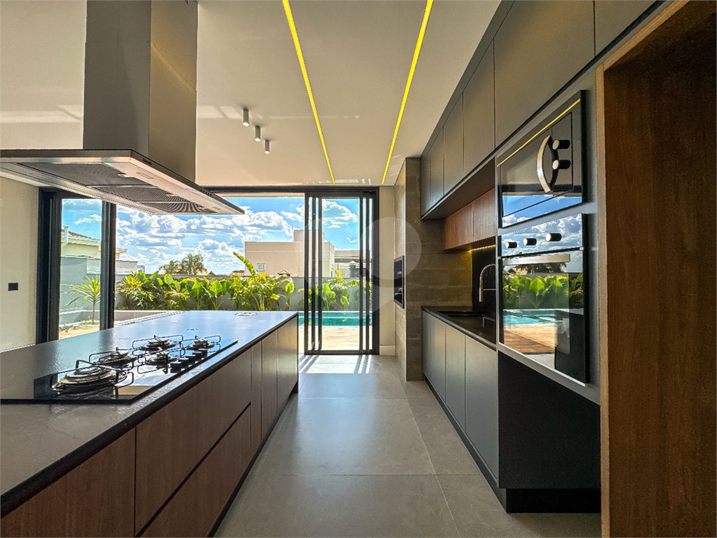 Casa à venda com 3 suítes no condomínio Jardim Vila Paradiso, Indaiatuba - SP