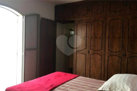 Casa térrea com 3 dormitórios, sendo 2 suítes.