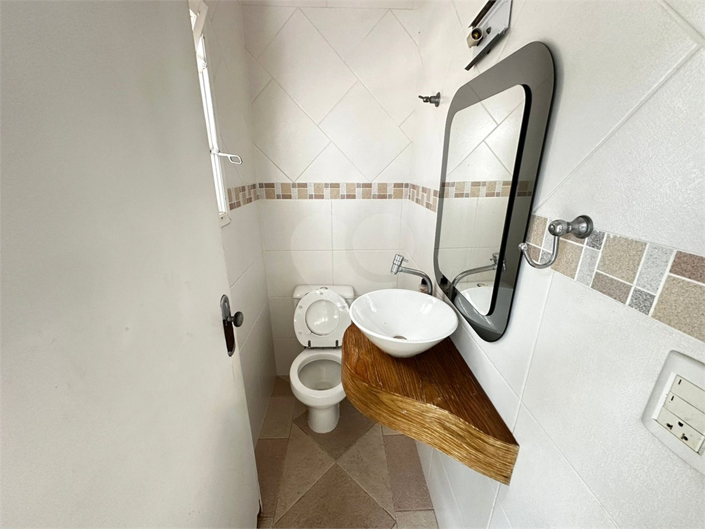 Sobrado à venda com 4 quartos, sendo 3 suítes,  em Vila Áurea, Poá, SP
