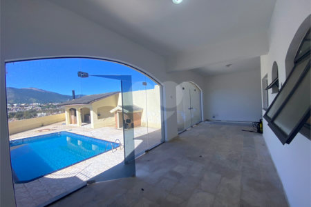 Casa à venda com 4 quartos, sendo 2 suítes,  em Jardim do Lago, Atibaia, SP