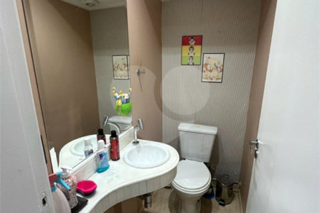 Casa à venda com 3 quartos, sendo 1 suíte, no condomínio Vila das Cores, São Paulo - SP