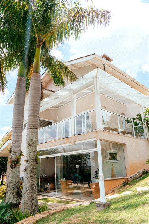 Casa à venda com 5 quartos, sendo 4 suítes, no condomínio Flamboyant, Atibaia - SP