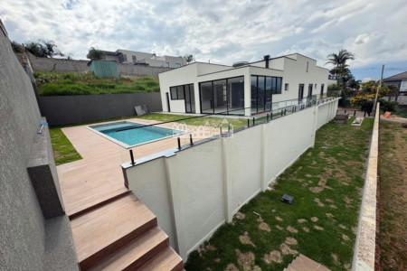 Casa à venda com 3 suítes no condomínio Shamballa III, Atibaia - SP