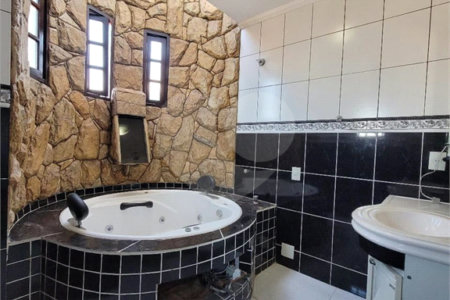 Sobrado à venda com 3 quartos, sendo 1 suíte,  em Jardim Ana Rosa, Suzano, SP