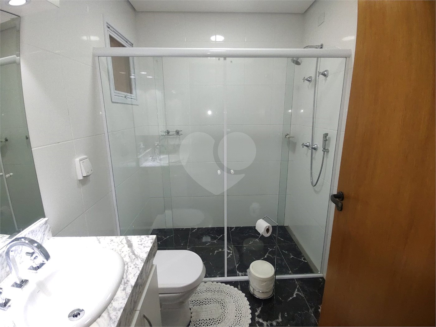 Casa à venda com 2 suítes no condomínio Morada das Hortênsias, São Paulo - SP