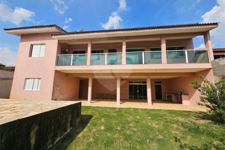 Casa à venda com 4 quartos, sendo 1 suíte,  no condomínio Jardim Shangri-lá, Atibaia - SP