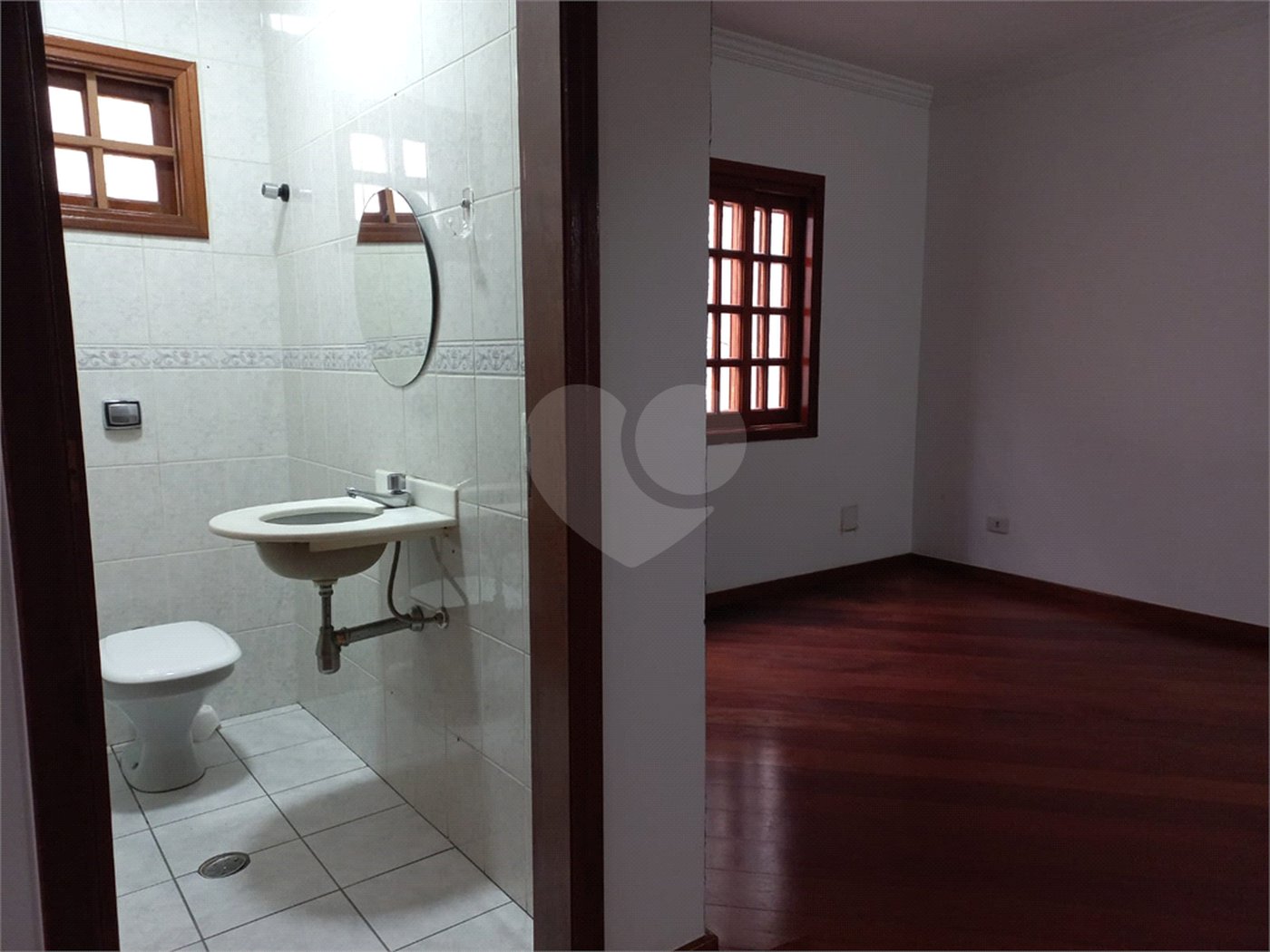 Sobrado à venda com 4 quartos, sendo 3 suítes, em Cidade São Francisco, São Paulo, SP