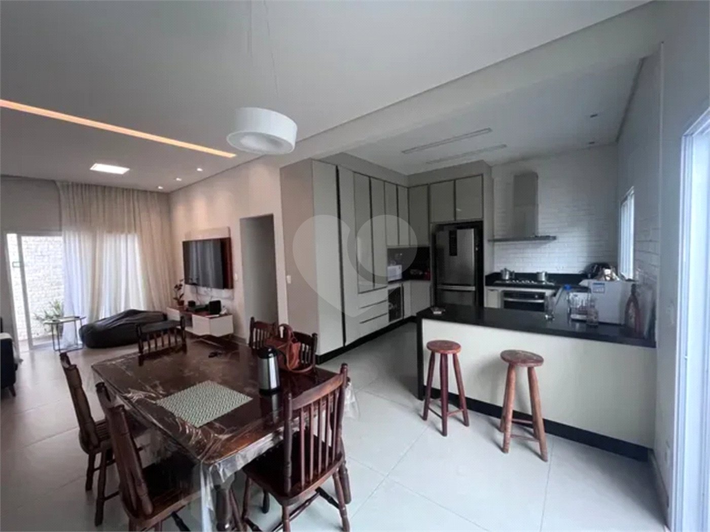 Casa à venda com 5 quartos, sendo 1 suíte, no condomínio Portal da Serra, São José dos Campos - SP