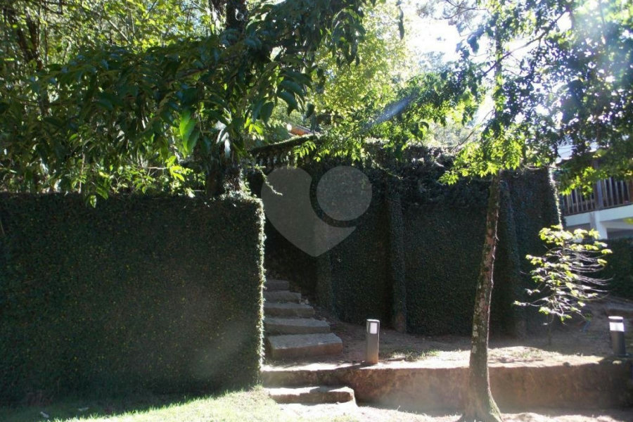 Sobrado à venda com 6 quartos, sendo 4 suítes, em Parque Petrópolis, Mairiporã, SP