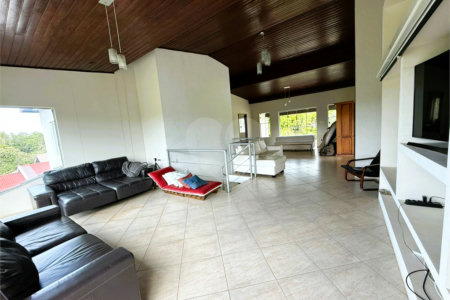 Casa à venda com 4 quartos, sendo 3 suítes, no condomínio Village da Serra, Araçoiaba da Serra - SP