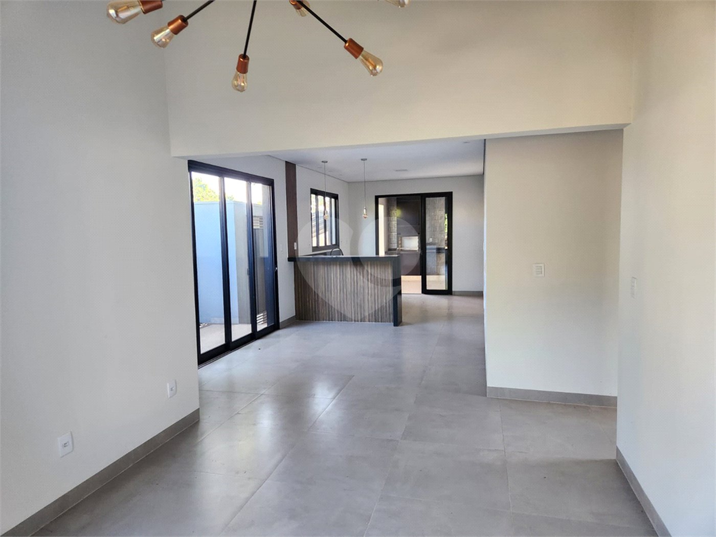 Casa à venda com 3 quartos, sendo 1 suíte, no condomínio Jd. Parque Alvorada, Araraquara - SP