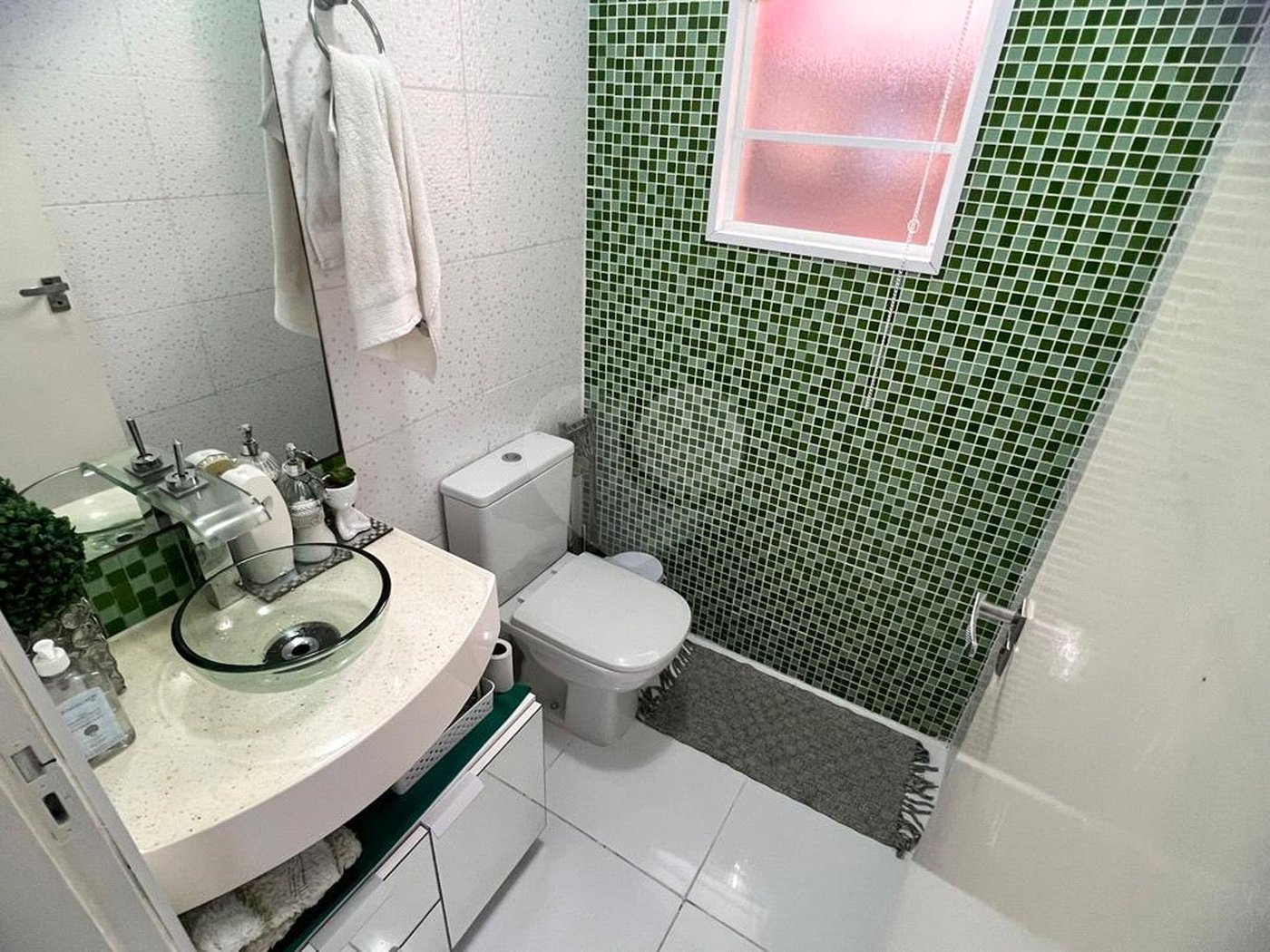 Sobrado à venda com 3 quartos, sendo 1 suíte,  em Jardim Modelo, Suzano, SP