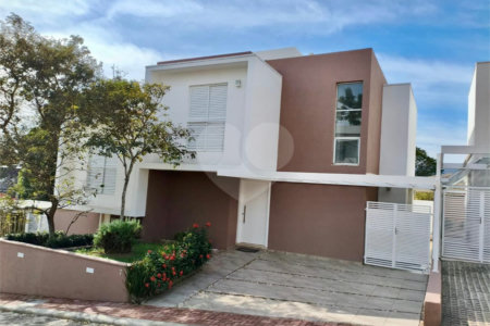Casa à venda com 3 quartos, sendo 1 suíte, no condomínio Residencial Rio Preto Village, Atibaia - SP