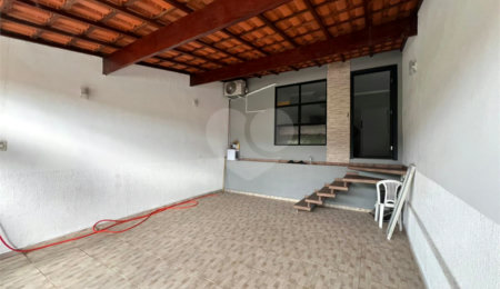 Sobrado à venda com 3 quartos, sendo 1 suíte,  em Lopes de Oliveira, Sorocaba, SP