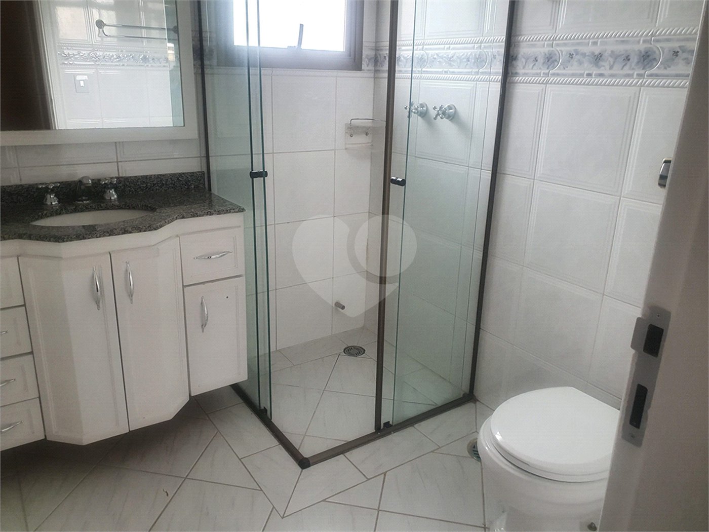 Casa à venda com 4 quartos, sendo 2 suítes,  no condomínio Lake Louise, São Paulo - SP