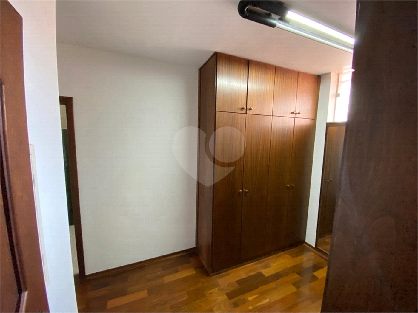 Casa Térrea com 3 suítes, sendo 1 suíte master.