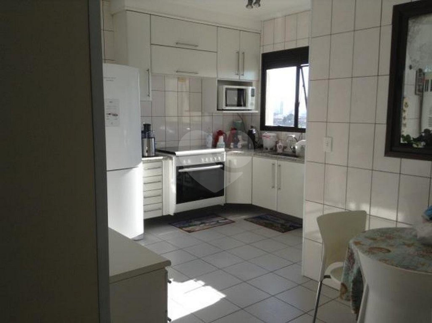 3 quartos, sendo, 2 suítes e 4 vagas de garagem