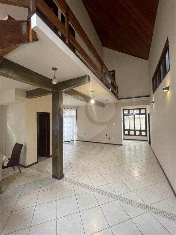 Casa à venda com 5 quartos, sendo 3 suítes, no condomínio Recanto das Palmeiras, Rio de Janeiro - RJ