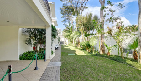 Casa à venda com 4 suítes no condomínio Solar Andaluz, São Paulo - SP