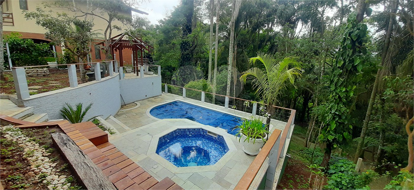 Sobrado à venda com 4 quartos, sendo 3 suítes, em Serra da Cantareira, Mairiporã, SP
