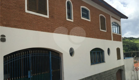 Casa à venda com 4 quartos, sendo 1 suíte, no Centro, Piracaia, SP