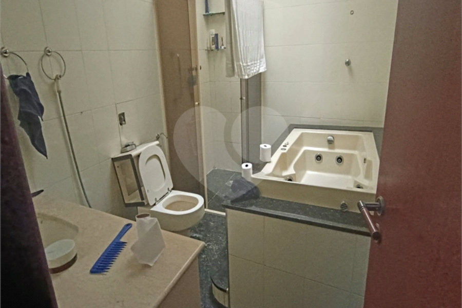 SOBRADO DE 426,0 M² COM 04 SUITES, SALÃO DE FESTAS, 06 VAGAS,06 BANHEIROS E PISCINA PARA LOCAÇÃO OU VENDA NO BARRO BRANCO