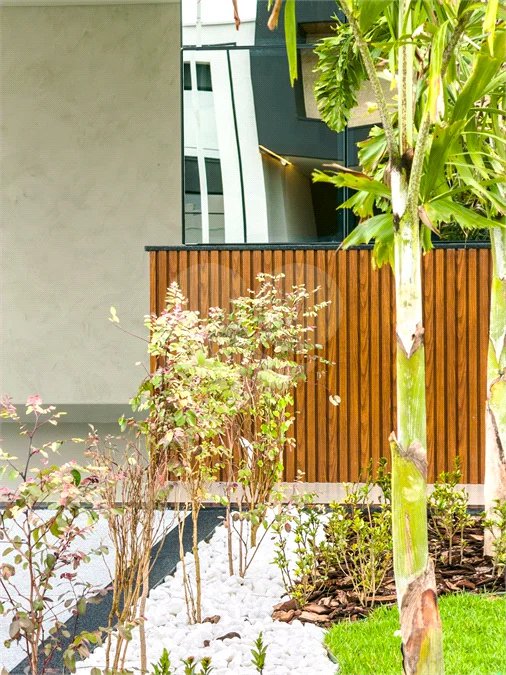Casa Térrea – Condomínio Maria Cândida - 300 m² de terreno - 212 m² de área construída - 4 vagas de garagem, sendo 2 cobertas - Sala de jantar e estar integradas, com pé-direito duplo e cortina - 3 suítes com ar-condicionado, sendo 1 master com closet – planejado – Roupeiro – Escritório - Cozinha