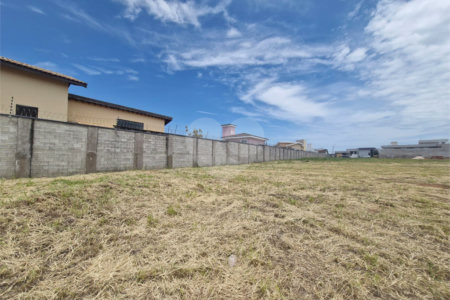 Terreno à Venda no Condomínio Monte das Araucárias